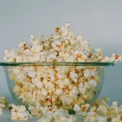 Czy pies może jeść popcorn: Wszystko o bezpiecznym podawaniu przekąski