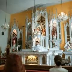 Kto może czytać Pismo Święte w kościele? Zaskakujące zasady i tradycje