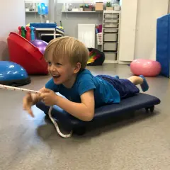 Terapia sensoryczna – jak pomaga dzieciom z zaburzeniami i jakie są jej korzyści
