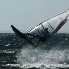 Ile zarabia instruktor windsurfingu? Zaskakujące fakty o wynagrodzeniu