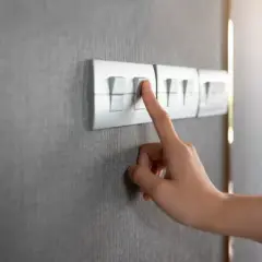 Jak działa włącznik schodowy i jak go zamontować?