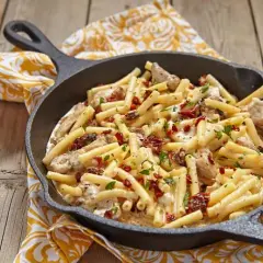 Pyszny makaron penne z kurczakiem i suszonymi pomidorami w 30 minut