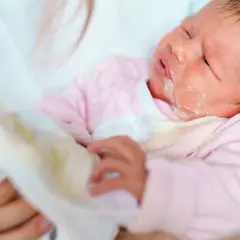 Czy karmić dziecko po ulaniu? Odpowiedzi na najczęstsze obawy rodziców