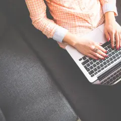 Czy cytat to plagiat? Jak uniknąć błędów i prawidłowo cytować w tekście
