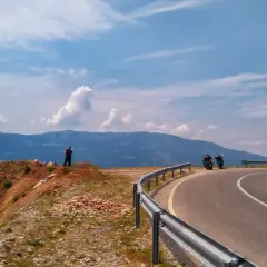Najpiękniejsze trasy motocyklowe w Albanii: malownicze drogi i praktyczne porady