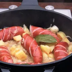 Prosty przepis na obiad z kiełbasą, który zaskoczy Twoich bliskich