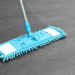 Jaki mop do parkietu wybrać? Poznaj zalety, wady i rekomendacje