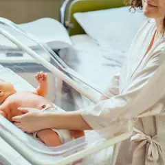 Kiedy do domu po porodzie? Sprawdź, co wpływa na wypis ze szpitala