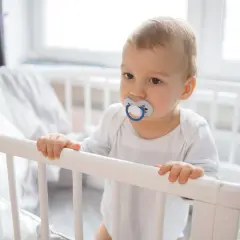 Jak wybrać bezpieczne i wygodne łóżeczko dla rocznego dziecka? Praktyczne porady
