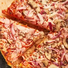 Jak długo piec pizzę mrożoną, aby uniknąć rozczarowania smakiem?