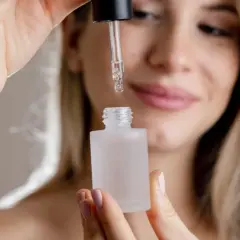 Jak używać serum do włosów, aby uniknąć zniszczeń i uzyskać blask