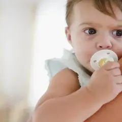 Czy dawać dziecku smoczek? Odkryj zalety i wady jego używania