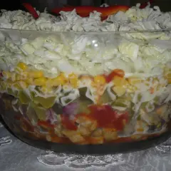 Sałatka gyros jak układać warstwy, aby uniknąć błędów i zachwycić smakiem