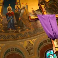 Kiedy i dlaczego zasłaniamy krzyże w kościele? Wyjaśnienie tradycji i zasad liturgicznych