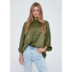 Koszula khaki: 7 stylizacji, które musisz znać - trendy 2023