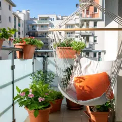 Jak osłonić balkon w bloku przed sąsiadami i zyskać prywatność