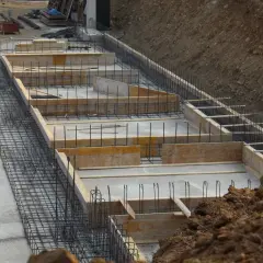 Jakie przepusty w fundamencie są kluczowe dla trwałości budowy?