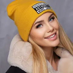 Co to czapka beanie? Poznaj cechy i zalety tego nakrycia głowy