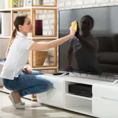 Jak skutecznie czyścić telewizor QLED, aby uniknąć uszkodzeń