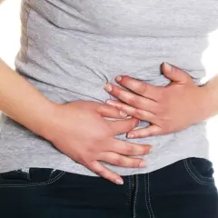 Skurcze jelit objawy: rozpoznaj, co może być przyczyną bólu