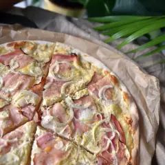 Jaka szynka na pizzę? Odkryj najlepsze smaki i połączenia