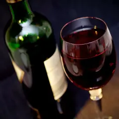 Ile kosztuje butelka wina domowego? Zaskakujące wydatki na produkcję