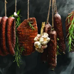 Czy kiełbasa to wędlina? Odkryj zaskakujące fakty o mięsie