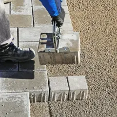 Ile cementu na m3 podsypki pod kostkę? Kluczowe proporcje i porady