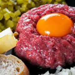 Jakie przyprawy do tatara sprawią, że będzie niezapomniany?