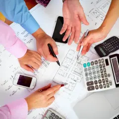 Ile kosztuje budowa domu systemem gospodarczym? Sprawdź ukryte koszty!