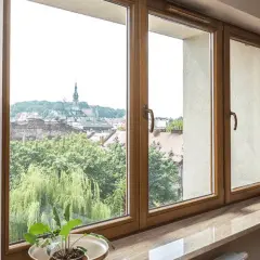 Jakie parapety do brązowych okien wybierać, aby uniknąć błędów aranżacji?