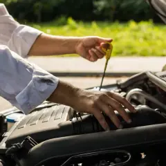 Jak wyczyścić smar z ubrań - skuteczne metody na trudne plamy