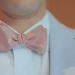 Jak zrobić muszkę z krawata w 8 prostych krokach - praktyczny poradnik
