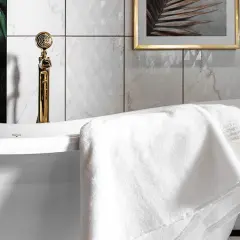 Jaka fuga do białych płytek w łazience? Oto kolory, które zachwycą