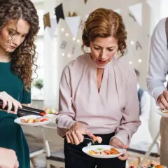 Ile kosztuje catering na 30 osób? Ceny i najlepsze oferty na rynku
