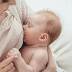Co na ból brzucha przy karmieniu piersią? Bezpieczne rozwiązania i porady