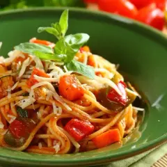 Pyszne spaghetti z cukinią i papryką, które zachwyci każdego smakosza