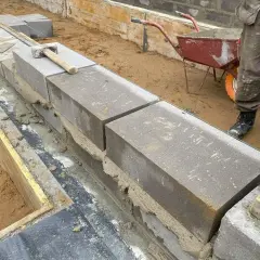 Ile zaprawy do murowania bloczków betonowych? Praktyczne obliczenia i porady