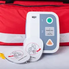 Jak używać defibrylatora AED w nagłych wypadkach - krok po kroku