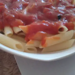 Penne z sosem pomidorowym - proste przepisy, które zachwycą smakiem