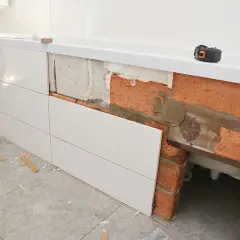 Ile za położenie płytek w łazience? Nie daj się zaskoczyć kosztami!