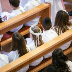 Ile trwa msza komunijna? Zaskakujące fakty o jej czasie trwania