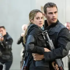 Recenzja filmu Niezgodna: Czy dystopijny świat zachwyca?