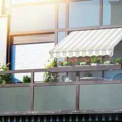 Jak zadaszyć balkon w bloku - uniknij błędów i poznaj najlepsze materiały