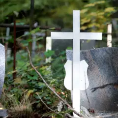 Jak zdobyć miejsce na cmentarzu? Procedury, koszty i dostępne opcje pochówku