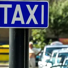 Znak taxi jak obowiazuje – co musisz wiedzieć, aby uniknąć problemów
