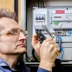 Ile kosztuje elektryka w domu? Sprawdź, co wpływa na ceny