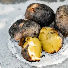 Ile czasu piec ziemniaki w ognisku, aby uniknąć niedopiekania?