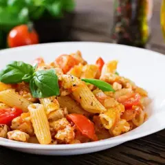 Penne z kurczakiem w sosie pomidorowym – szybki przepis na obiad dla rodziny