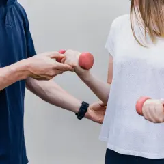 Czy fizjoterapeuta a rehabilitant to to samo? Poznaj kluczowe różnice